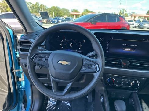 Used 2025 Chevrolet TrailBlazer LT image 2