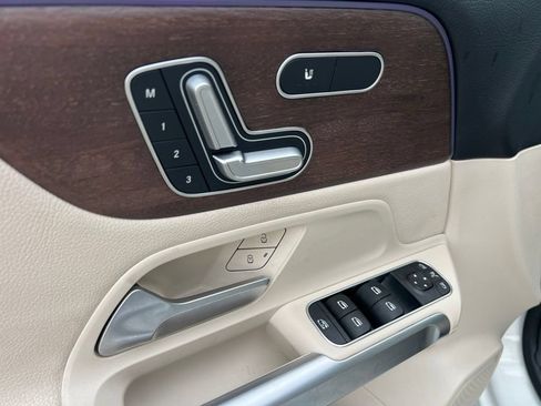 Used 2023 Mercedes-Benz GLB 250 4MATIC w/ Premium Package image 18