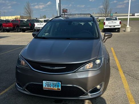 Used 2017 Chrysler Pacifica Touring-L Plus w/ Tire & Wheel Group FWD image 5