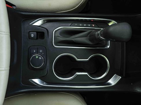 Used 2023 Chevrolet Traverse LS FWD image 28