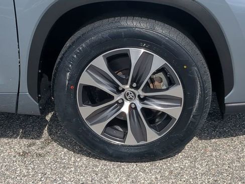 Used 2023 Toyota Highlander XLE image 11