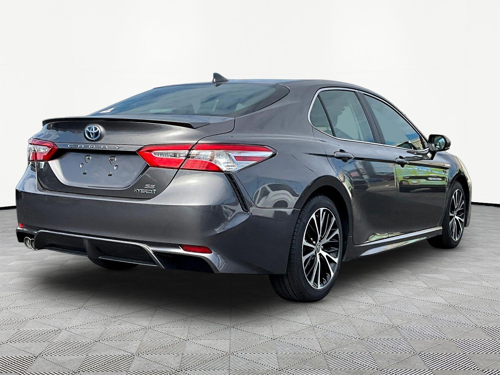 Used 2020 Toyota Camry SE w/ Sunroof Package FWD image 6