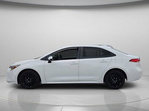 Used 2022 Toyota Corolla LE FWD image 3