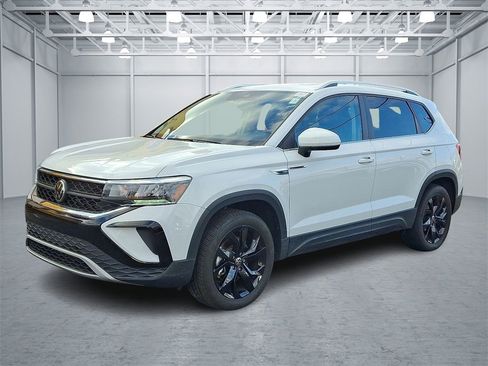 Certified 2022 Volkswagen Taos SE w/ Panoramic Sunroof Package image 3