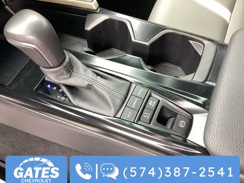 Used 2025 Toyota Camry SE image 30