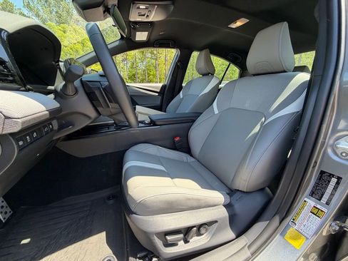 Used 2026 Toyota Camry SE FWD image 5