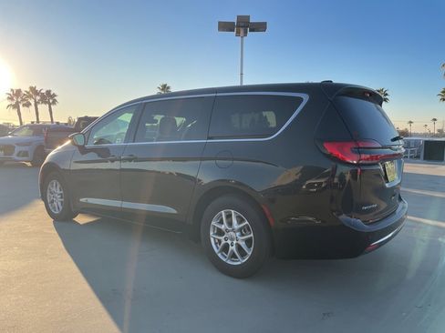 Used 2023 Chrysler Pacifica Touring-L image 4