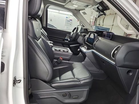 Used 2025 Ford Expedition Platinum image 14