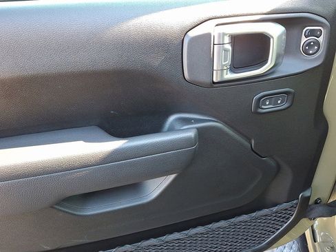 Used 2025 Jeep Gladiator Sport image 11