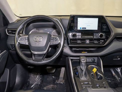 Used 2024 Toyota Highlander XLE image 2