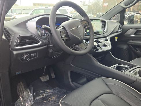 Used 2025 Chrysler Pacifica Limited w/ Uconnect Theater Family Group image 25