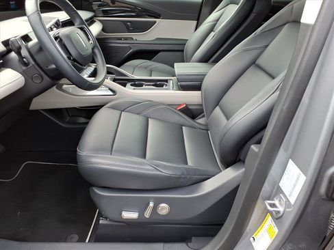 Used 2025 Lincoln Nautilus Premier image 14