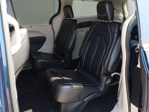 Used 2023 Chrysler Pacifica Touring-L FWD image 8