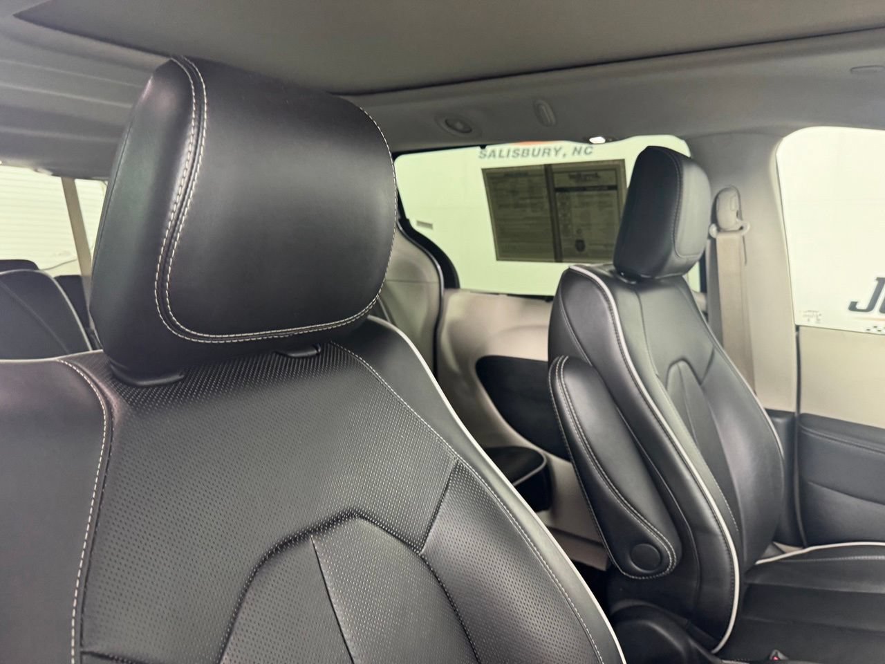 Used 2024 Chrysler Pacifica Limited FWD image 29