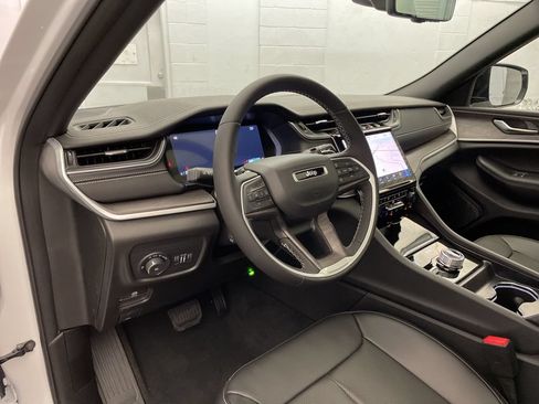 New 2025 Jeep Grand Cherokee Limited w/ Luxury Tech Group II AWD/4WD image 19