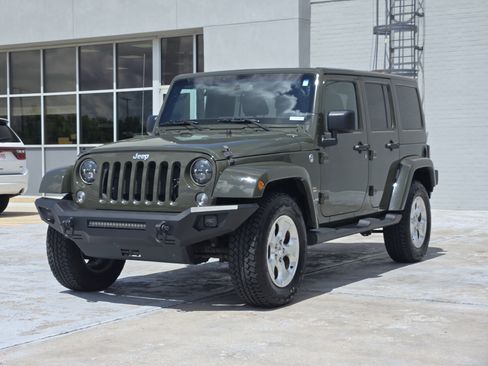Used 2015 Jeep Wrangler Unlimited Sahara w/ Connectivity Group image 3