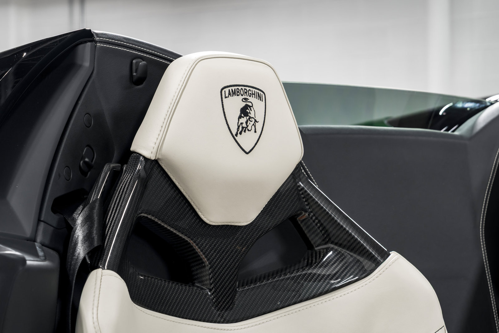 Used 2022 Lamborghini Huracan EVO RWD image 34