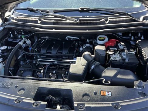 Used 2018 Ford Explorer XLT w/ Equipment Group 202A image 11