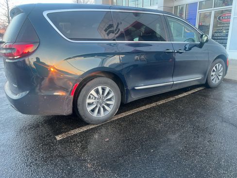 Used 2022 Chrysler Pacifica Limited image 7