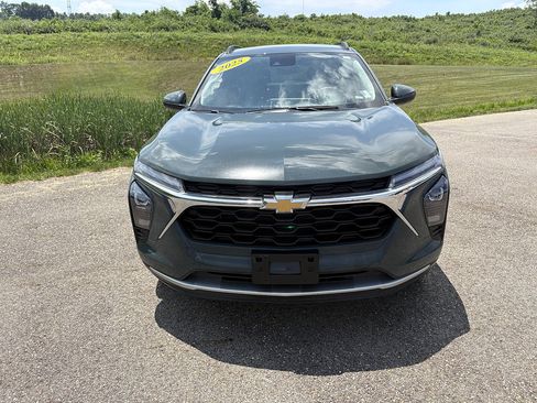 Used 2025 Chevrolet Trax LT FWD image 8