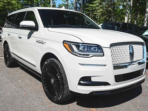 Used 2023 Lincoln Navigator Reserve image 3