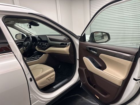 Used 2022 Toyota Highlander Limited image 8