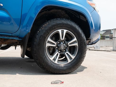 Used 2018 Toyota Tacoma TRD Sport AWD/4WD image 10