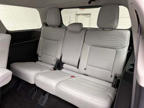 Certified 2025 Ford Expedition Platinum w/ Platinum Ultimate Package AWD/4WD image 17