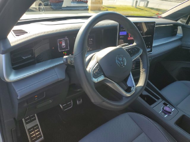 Certified 2025 Volkswagen Tiguan SE R-Line FWD image 26