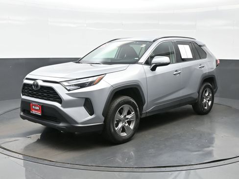 Used 2025 Toyota RAV4 XLE AWD/4WD image 2