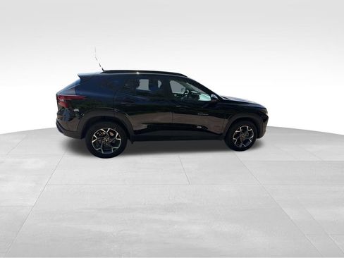 Used 2025 Chevrolet Trax LT w/ LT Convenience Package FWD image 9