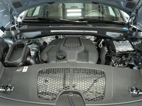 Certified 2025 Porsche Macan AWD/4WD image 30