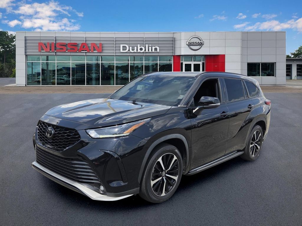 Used 2022 Toyota Highlander XSE FWD image 1
