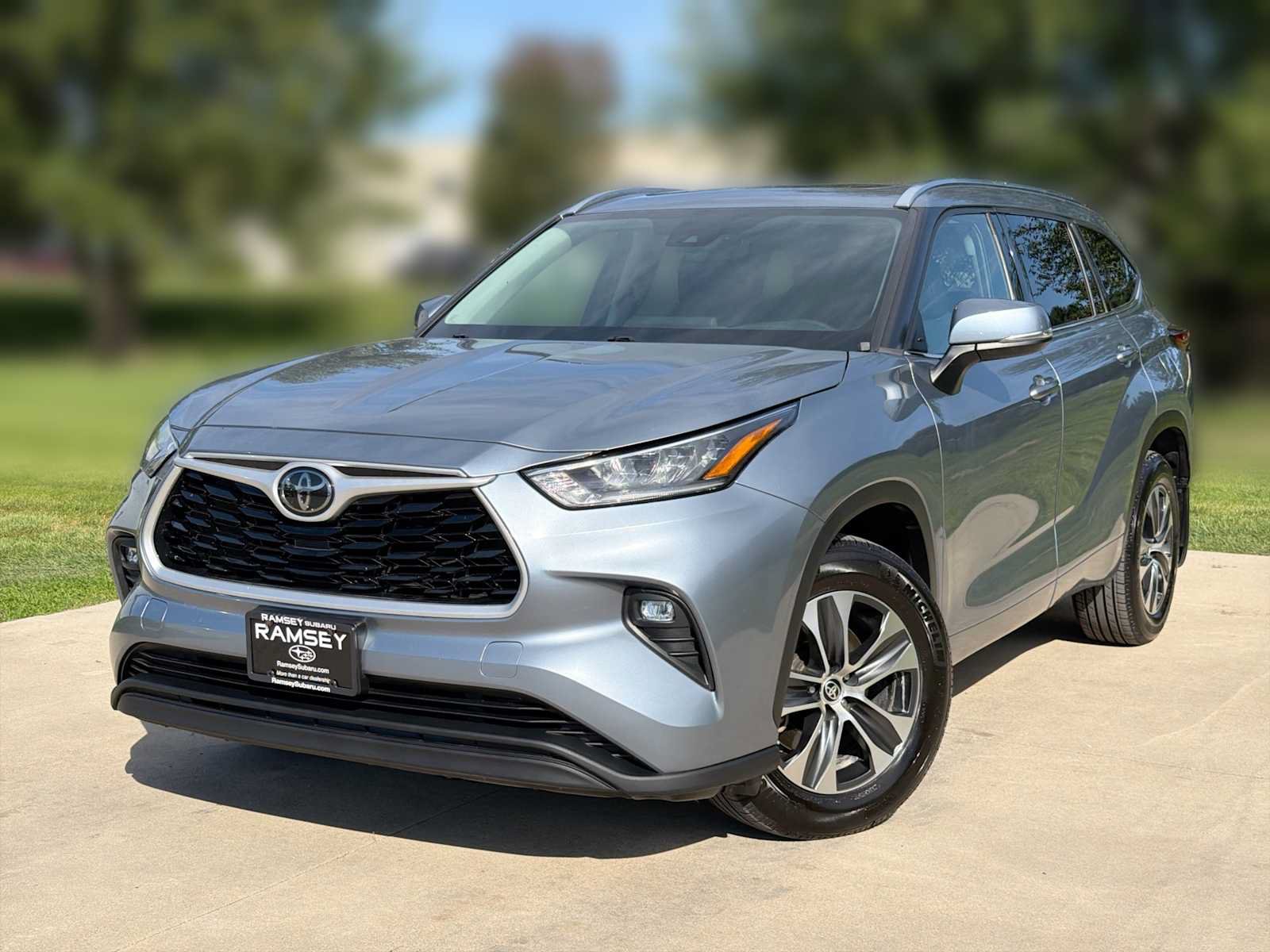 Used 2020 Toyota Highlander XLE AWD/4WD image 1