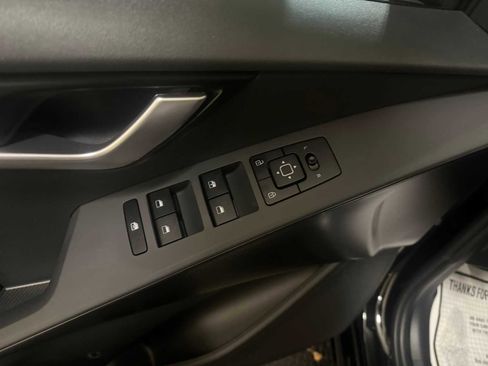 Used 2025 Kia Niro LX image 19
