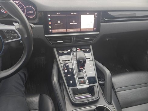 Used 2023 Porsche Cayenne Platinum Edition image 3