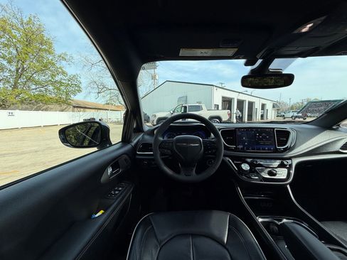 Used 2022 Chrysler Pacifica Limited w/ Uconnect Theater Family Group image 2