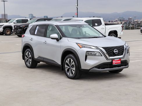 Used 2023 Nissan Rogue SV w/ SV Premium B Package FWD image 3