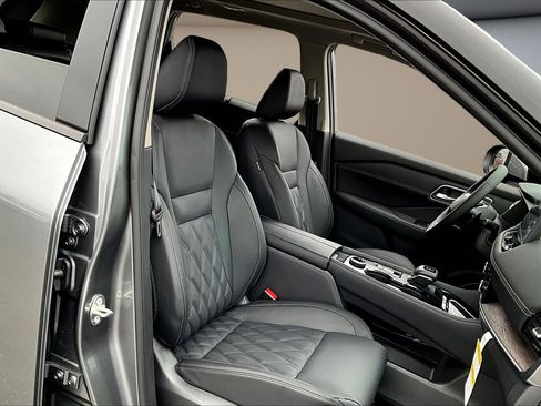 Used 2026 Nissan Rogue Platinum w/ Platinum Premium Package image 11