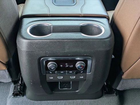 Used 2024 Chevrolet Suburban High Country RWD image 18