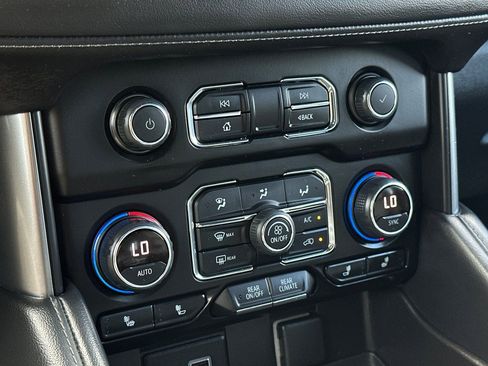 Used 2022 Chevrolet Suburban Z71 image 30