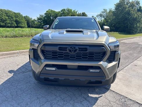 Used 2025 Toyota Tacoma TRD Sport AWD/4WD image 2