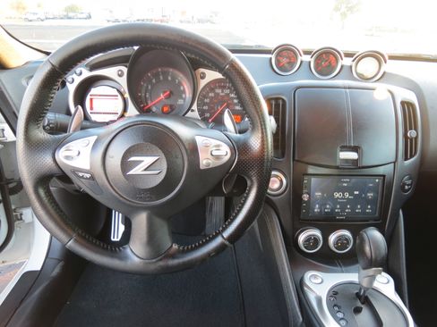 Used 2010 Nissan 370Z Coupe image 9