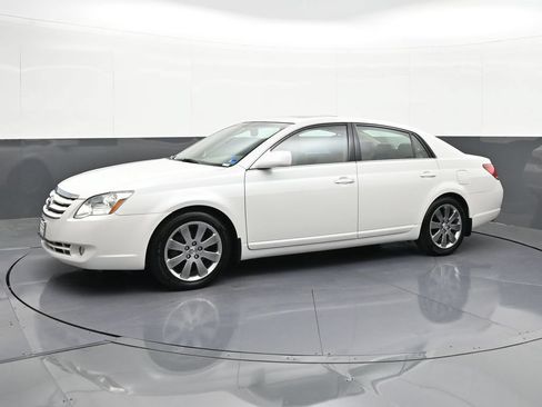 Used 2005 Toyota Avalon XLS FWD image 1