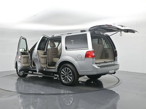 Used 2017 Lincoln Navigator Select RWD image 19