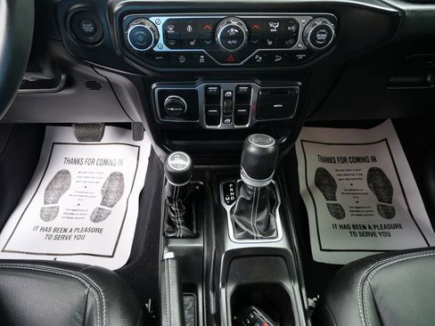 Used 2019 Jeep Wrangler Unlimited Sahara AWD/4WD image 13