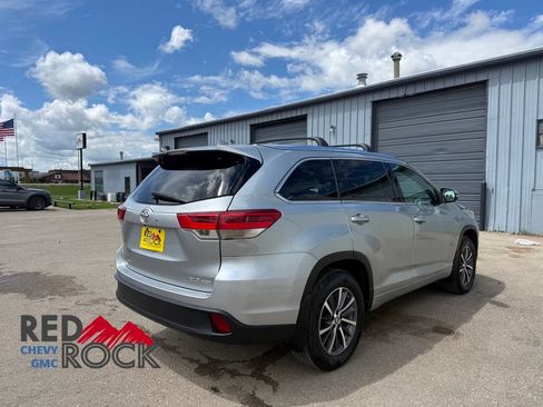 Used 2017 Toyota Highlander XLE AWD/4WD image 7