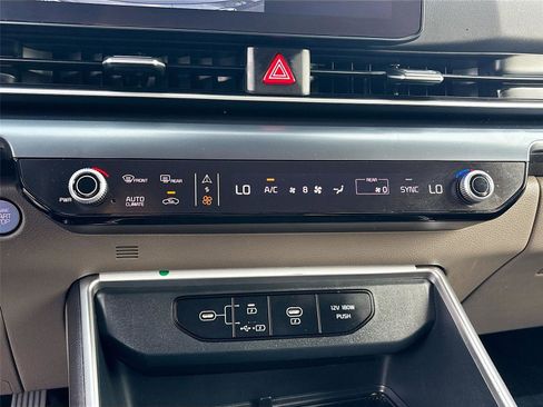 Used 2025 Kia Carnival FWD image 16