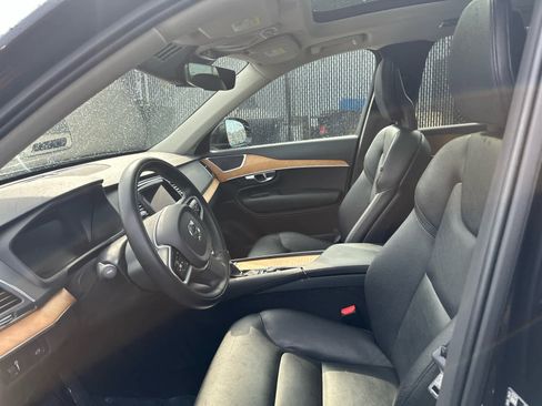 Used 2021 Volvo XC90 T6 Momentum image 2
