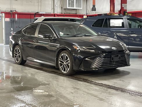 Used 2025 Toyota Camry XLE image 2